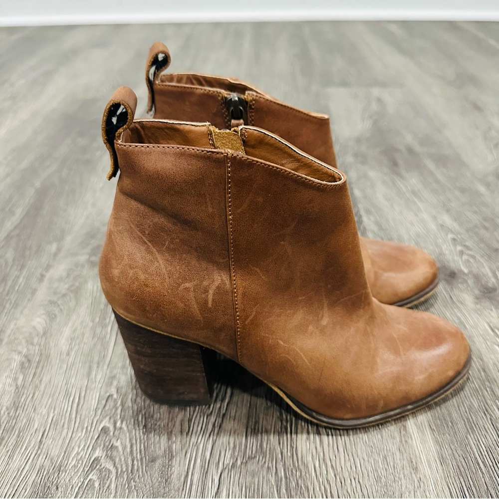 BP Brown Leather Ankle Boots with Sleek Western Style Size 7
